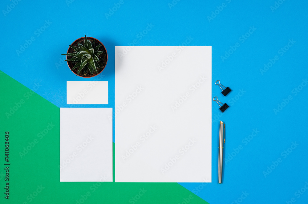 Poster mock-up magazine or catalog on colorful table. white page or notepad on modern background. blank cop