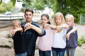 Kinder machen Daumen runter