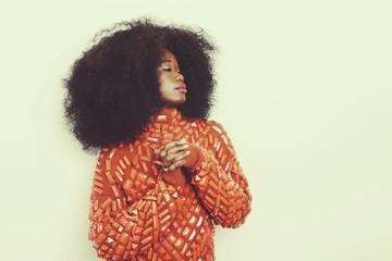 jeune femme noire avec coiffure afro cheveux bouclés style vintage seventies - obrazy, fototapety, plakaty