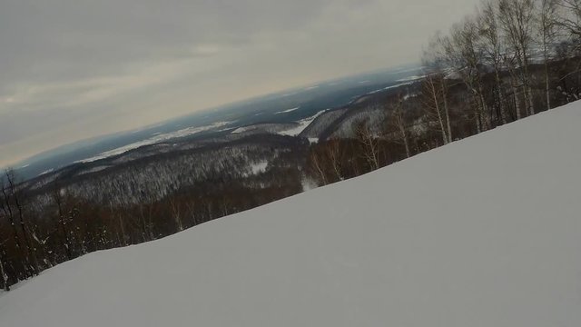 Спуск на лыжах зимой с горы. Видеосъемка с экшн камеры