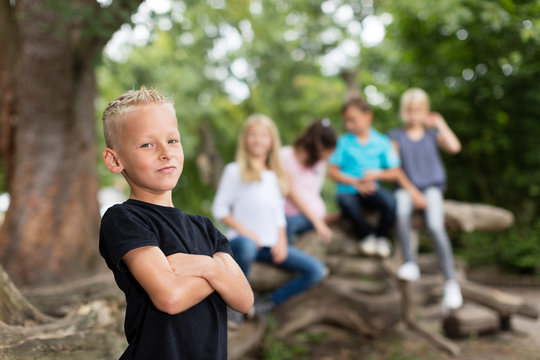 Junge mit verschr&auml;nkten Armen im Portrait