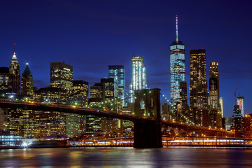 Fototapeta premium Most Brookliński i panoramę Manhattanu oświetlone w Nowym Jorku