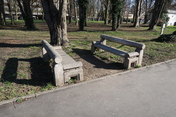 Banc en pierre sur le campus grenoblois