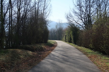 Chemin au bord de l'eau
