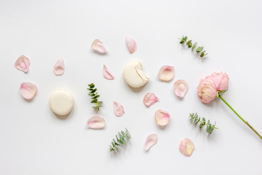 Fototapeta woman table with rose and macaroons in pastel color top view mockup