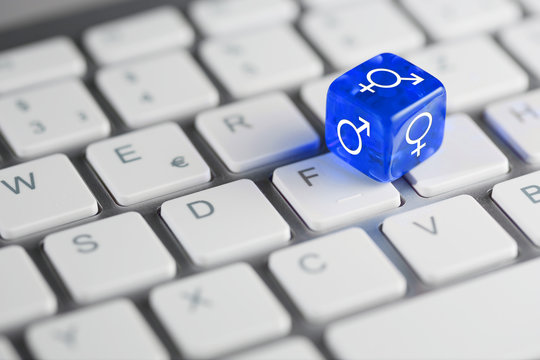 Blau farbener / blauer W&uuml;rfel auf Tastatur / Geschlechter & Gleichstellung
