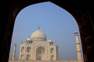 Fototapeta na wymiar Taj Mahal framed with the arch of jawab, Agra, Uttar Pradesh, India