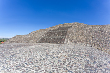 Fototapeta na wymiar Pyramid of the moon (Piramide de la luna) and Plaza de la Luna in Teotihuacan, Mexico (North America)