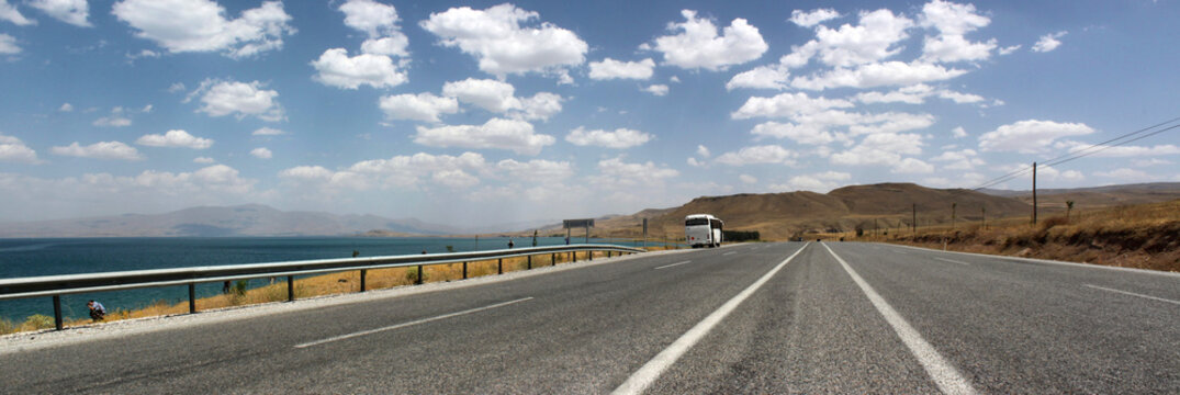 ein Reisebus macht eine Pause an einer vierspurigen Schnellstra&szlig;e am Van G&ouml;l&uuml; in Kurdistan, Anatolien, T&uuml;rkei