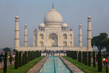Obraz premium Taj Mahal with reflecting pool in Agra, Uttar Pradesh, India