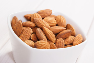 Almonds containing zinc and dietary fiber, healthy nutrition