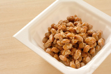 パックに入った納豆　木目背景
