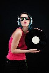 Fototapeta premium Portrait d'une jeune femme tenant dans ses mains un vinyl