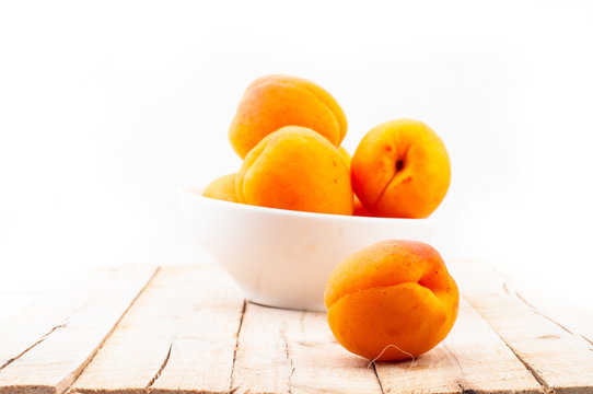 Sweet Peaches in white bowl on wooden table