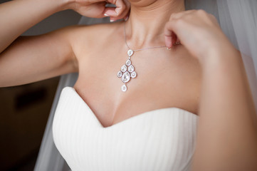 The bride wears a beautiful necklace.