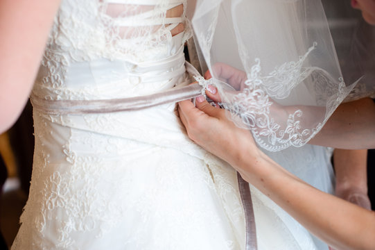 Help the bride dress wedding dress.