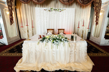 The decoration of the tables at the wedding.