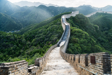 Die Große Mauer wird im Allgemeinen entlang einer Ost-West-Linie über die historischen Nordgrenzen Chinas hinweg gebaut.