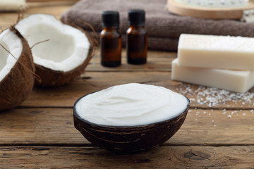 Fototapeta na wymiar noce di cocco, crema esfoliante per il trattamento della pelle e del corpo