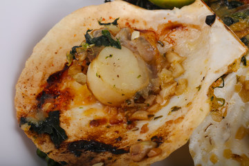 Baked scallops with spinach