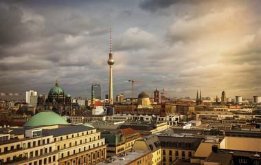 Fototapeta na wymiar Über den Dächern von Berlin Mitte mit dem Fernsehturm im Bildhintergrund