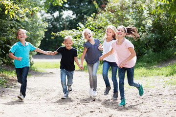 Kinder laufen auf dem Schulhof