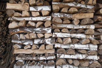 Holzstoß aus Birkenholz mit einem Muster aus Längsscheiten und Querscheiten