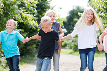 Kinder laufen auf dem Schulhof