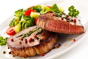 Grilled steak with vegetables