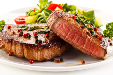 Grilled steak with vegetables