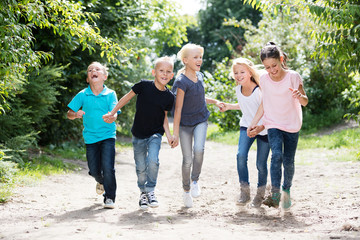 Kinder laufen auf dem Schulhof