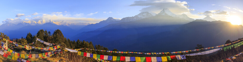 Annapurna-bergketen en panoramazonsopgangmening van Poonhill, beroemde trekkingsbestemming in Nepal.