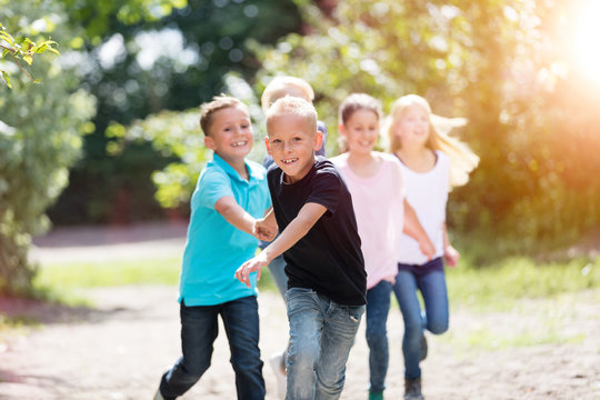 Kinder laufen auf dem Schulhof