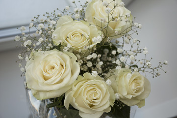 Obraz premium White tender roses in the bouquet