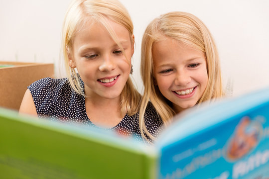 Kinder lesen in einem Buch