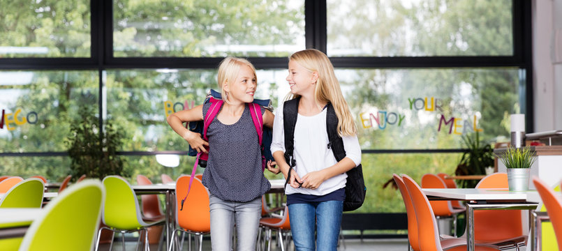 Grundsch&uuml;ler gehen auf dem Flur