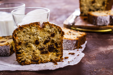 Cake with raisins