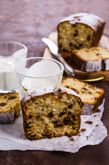 Cake with raisins