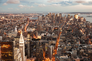 Blick auf New York am Abend von Manhattan