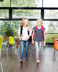Grundschüler gehen auf dem Flur