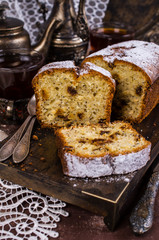 Cake with raisins