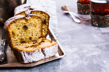 Cake with raisins