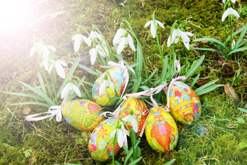 Easter, Ostern, nostalgische Ostereier zwischen Schneeglöckchen, Sonne, Textraum, copy space