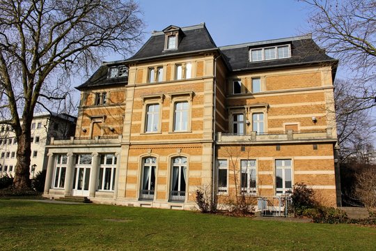 Villa Zanders in Bergisch Gladbach - Galerie schr&auml;g von hinten