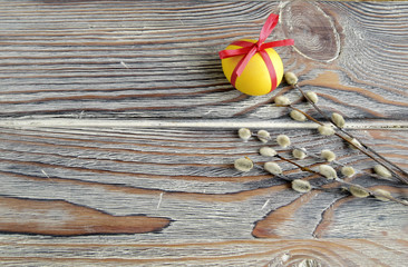 Пасхальное цветное яйцо  и верба являются символом праздника.  Яйцо перевязано красной лентой. 