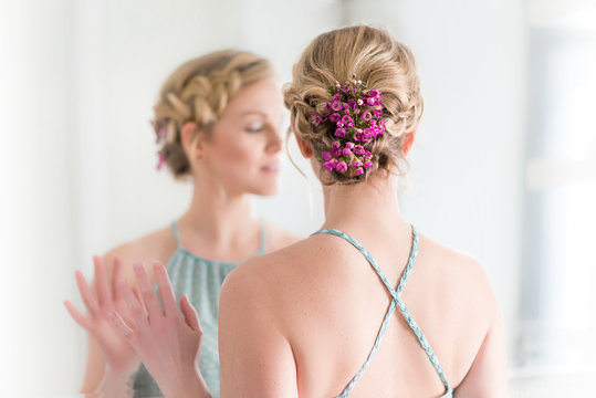 Nat&uuml;rliches romatisches Styling - Flechtfrisur f&uuml;r kurze Haare