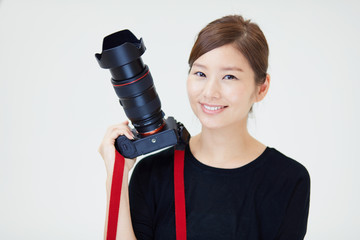 カメラを構える女性