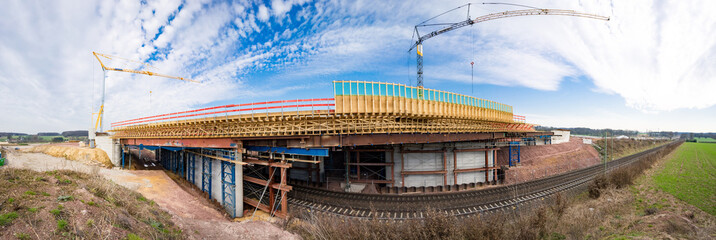 Panorama - Brückenbau über eine Bahnstrecke, Einschalung