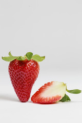 Fragola isolata su sfondo bianco