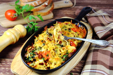 запеканка с лапшой,ветчиной,помидорами и сыром